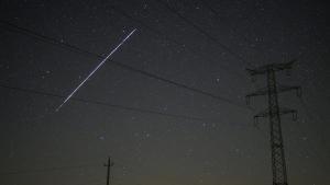 Varios satélites de Starlink surcan el cielo sobre Hungría, en una foto de 2021 tomada con la técnica de larga exposición.
