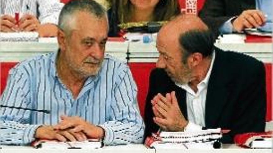 Rubalcaba, ahir, amb Griñán, durant la reunió del Comitè Federal.