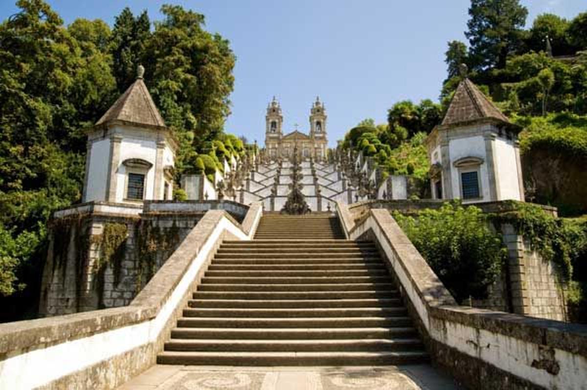 La escalinata del Santuario de Bom Jesus Do Monte es de estilo barroco.