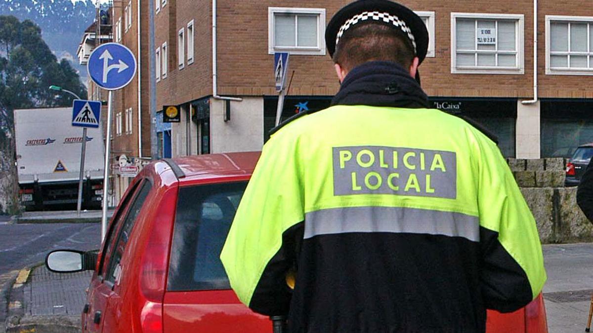 Un policía local de Cambre, durante una actuación, en una imagen de archivo. |   // MONCHO FUENTES