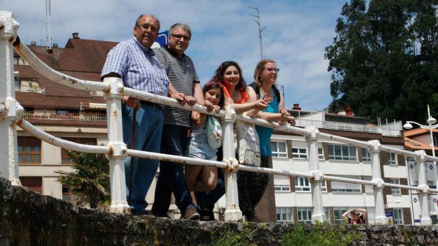 Abraham Orviz, Maen Mohamad, Zenab Mohamad, Nuha Zayoud y Esther Orviz en Candás.