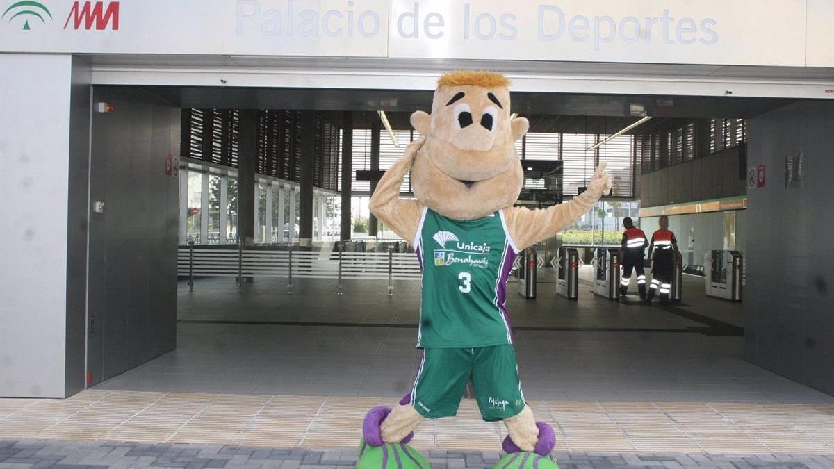 Chicui, mascota del Unicaja Baloncesto, en la boca de Metro de Málaga &#039;Palacio de los Deportes&#039;.