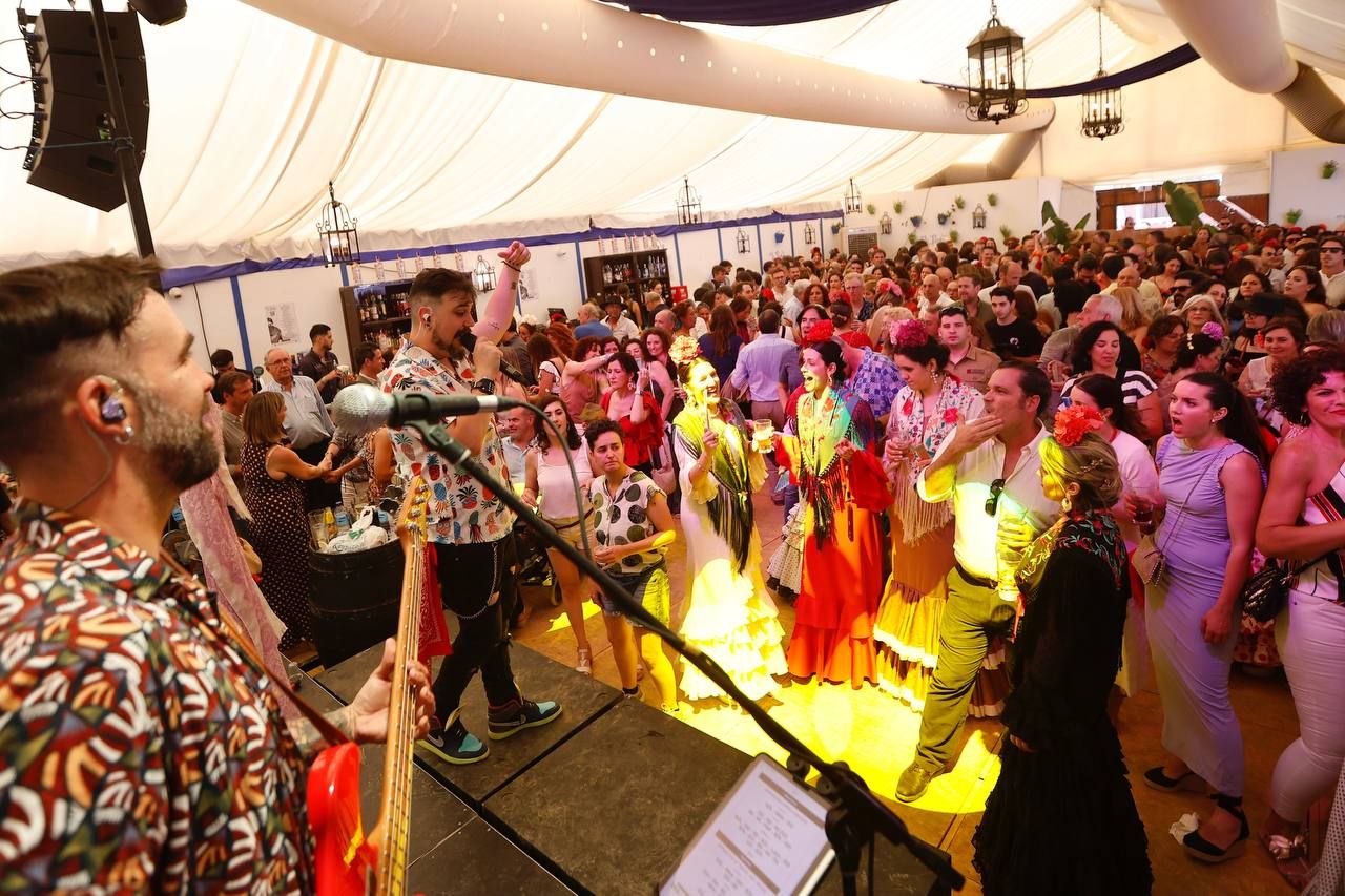 El tardeo se impone en las casetas de la Feria de Córdoba para disfrute de propios y extraños