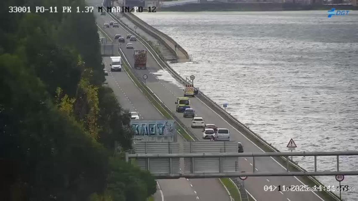 Carriles de la PO-11 anegados por las olas