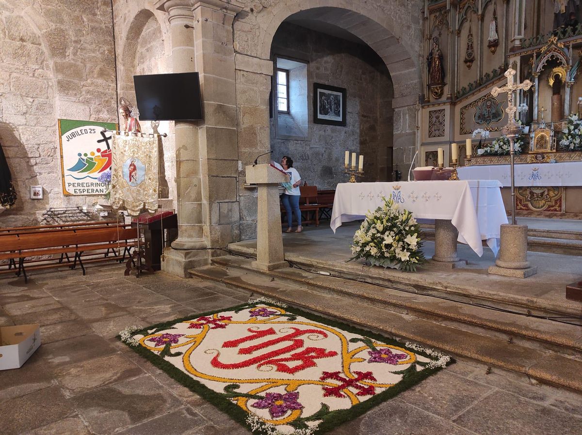 La alfombra del Corpus en el interior de la iglesia de Bueu elaborada por el Colectivo Independiente Alfombrista de Bueu.
