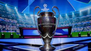 Trofeo de campeón de la Champions League previo al sorteo de la fase de liga
