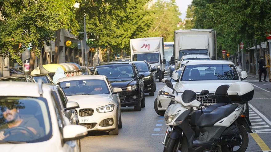 Menys denúncies per aparcar malament al carrer de la Creu des de la reforma