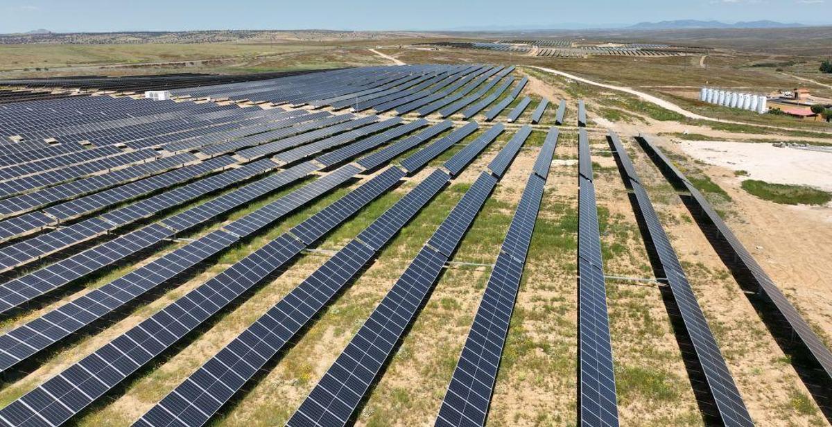 Energía solar en Plasencia: luz verde ambiental para una tercera planta fotovoltaica. (En la imagen, una planta de Naturgy)
