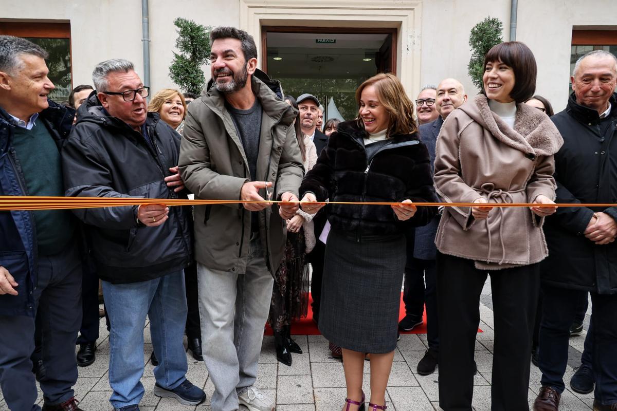 Arturo Valls se dispone a cortar la cinta, a la derecha la alcaldesa y la minsitra Morant