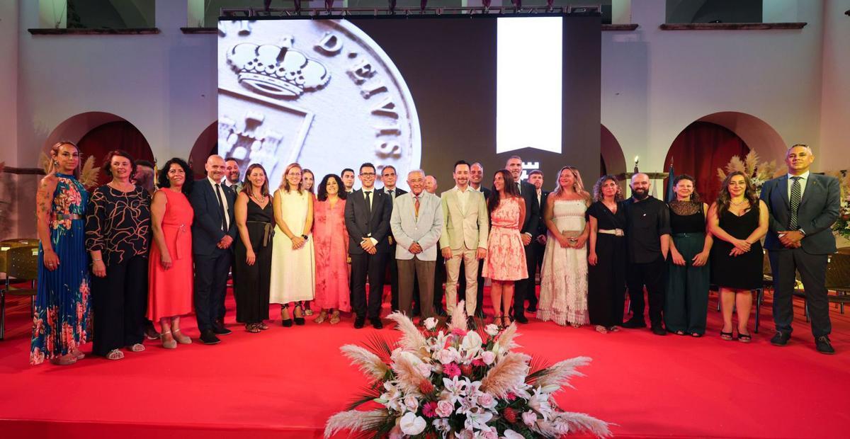 Toda la corporación municipal junto al homenajeado, Pere Vilàs Gil, tras el acto institucional.  | TONI ESCOBAR