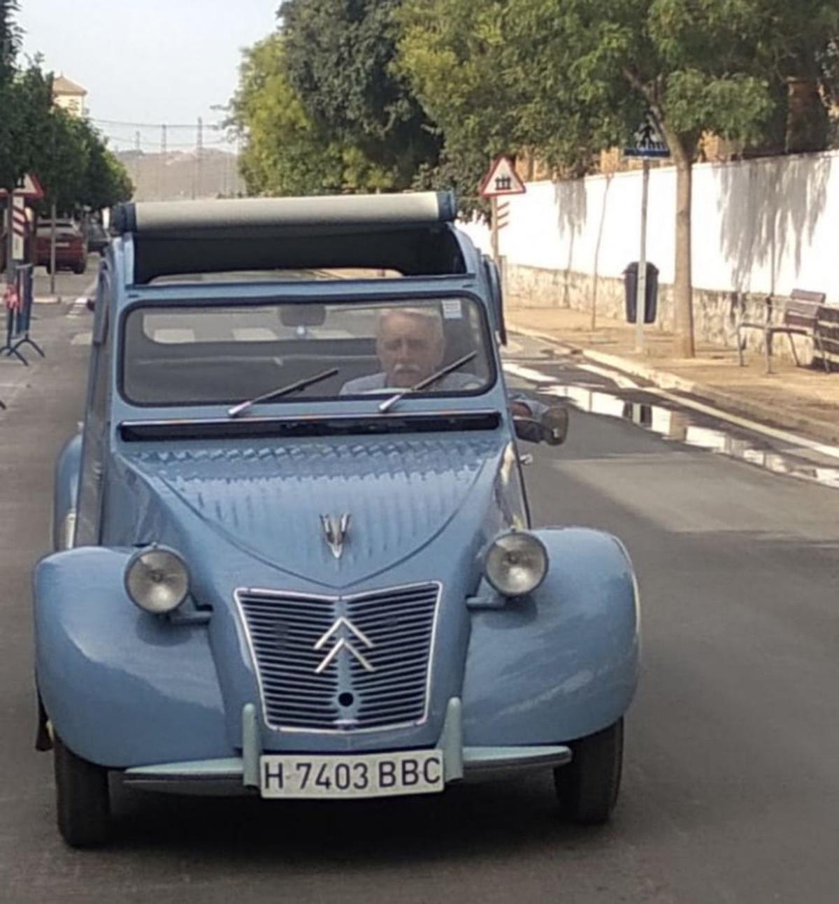 Esteban en uno de sus coches clásicos favoritos. | L.O.