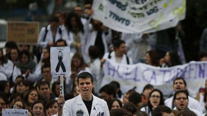 Concentración de sanitarios, ayer, en Madrid. / susana vera