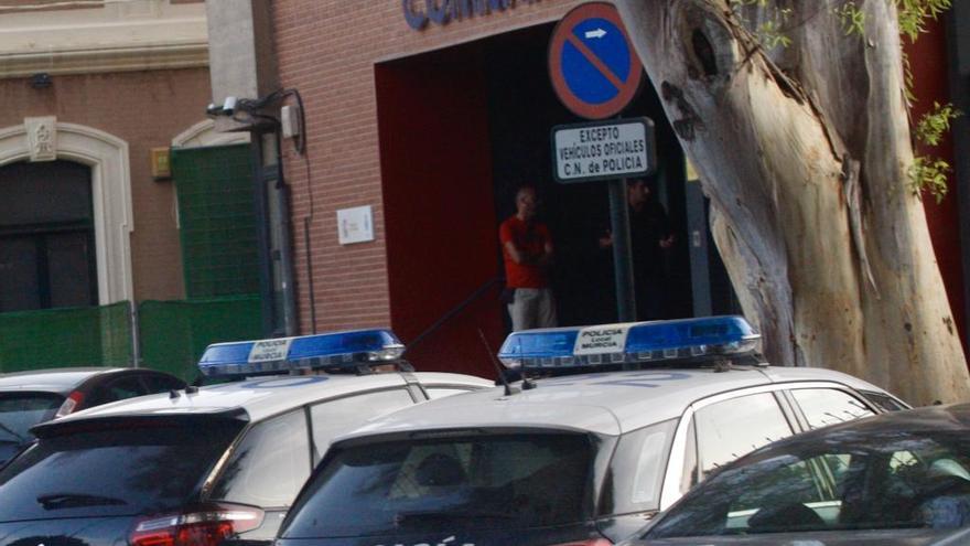 Coches de la Policía, ayer en la Comisaría del Carmen.