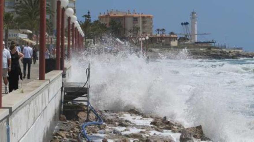 La playa de Ferrara sufre continuos problemas de pérdida de arena.