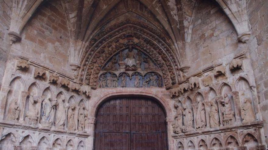 Pórtico de la iglesia de La Hiniesta.