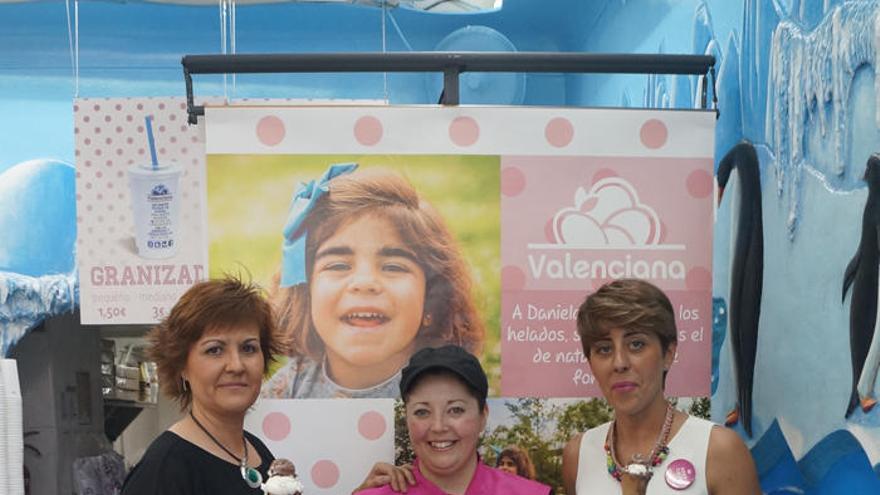 Montse, María y Davinia, ayer, durante la presentación del Helado Solidario Daniela, en La Valenciana.