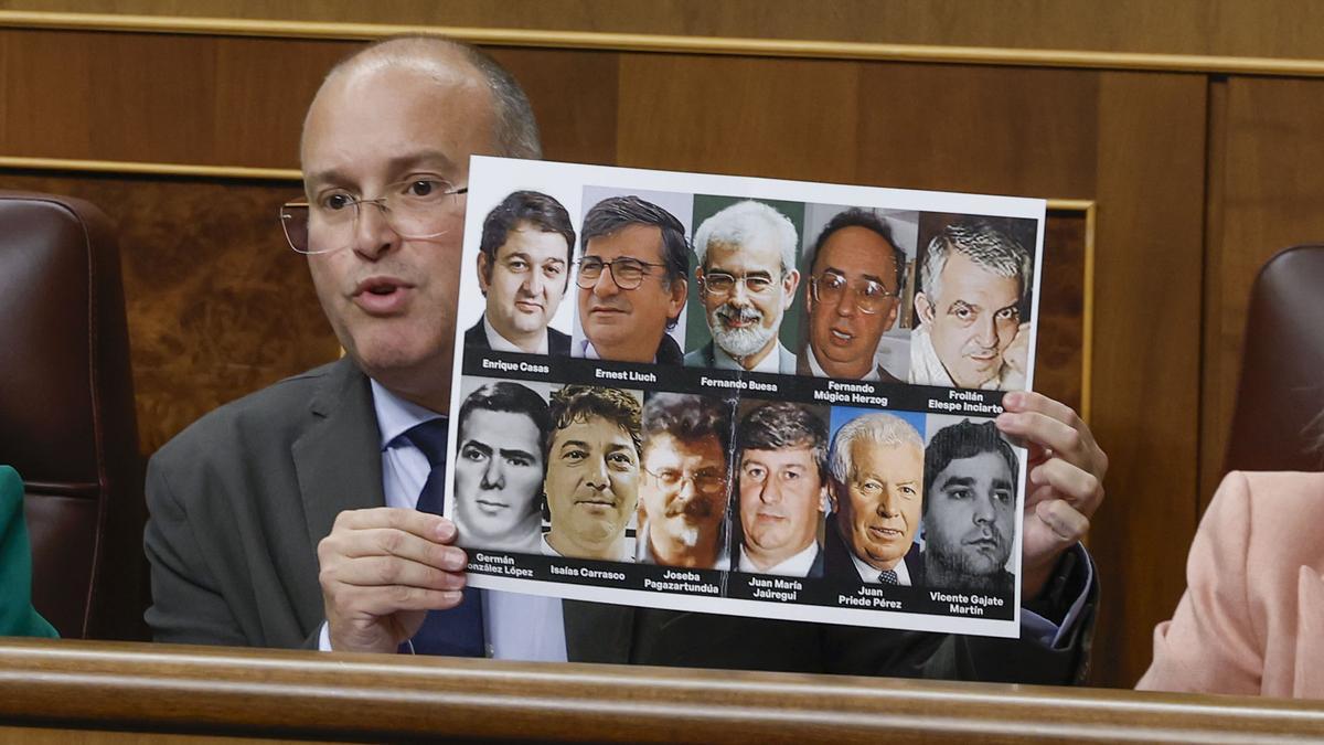 Tellado, este miércoles, con la foto de algunas víctimas del terrorismo