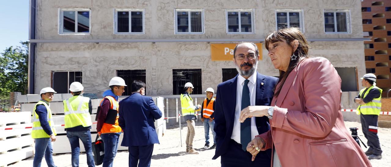 El presidente del Gobierno de Aragón, Javier Lambán, acompañado por la consejera de Sanidad, Sira Repollés, durante la visita las obras del nuevo centro de salud del Barrio Jesús.