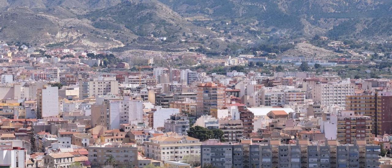 Vista panorámica del casco urbano de Elda, con la sierra del Cid al fondo.