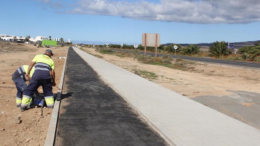 Avanza la construcción del carril bici y acera a la entrada de Playa Blanca