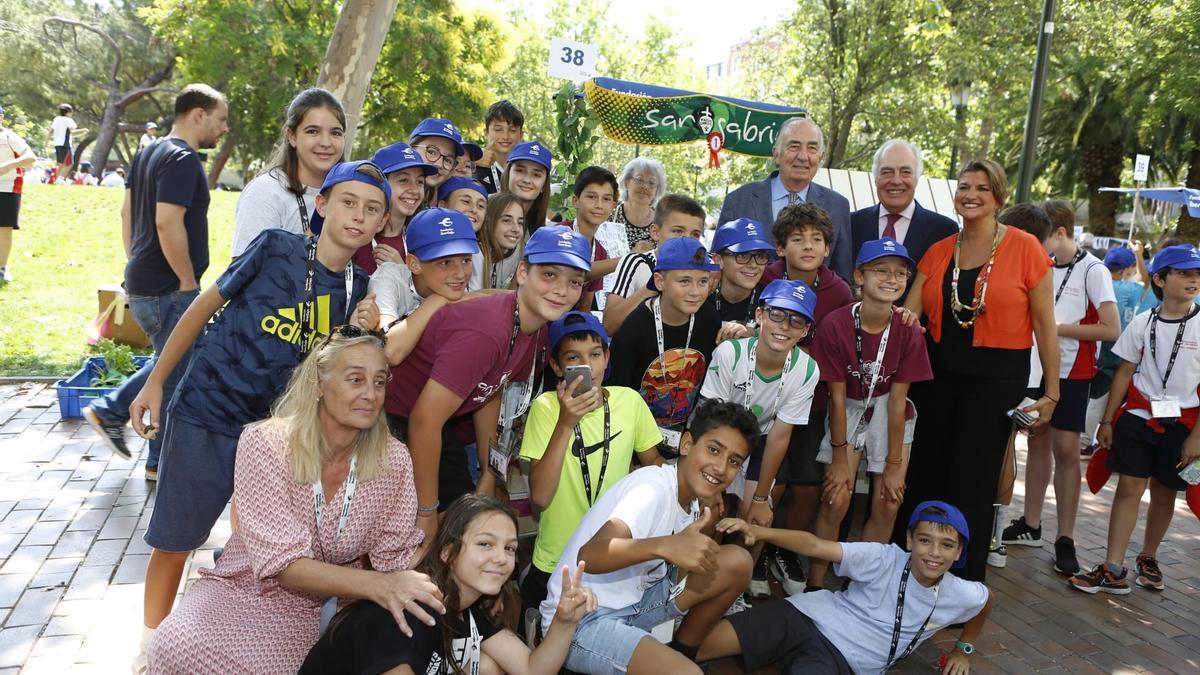 Participantes en el mercadillo de cooperativas escolares y responsables de Fundación Ibercaja, el pasado viernes en la plaza de Los Sitios de Zaragoza.