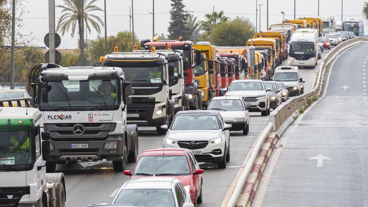Sindicats i patronal exigeixen combinar contundència i escolta davant la protesta del transport