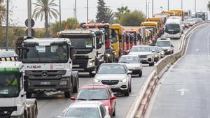Sindicats i patronal exigeixen combinar contundència i escolta davant la protesta del transport