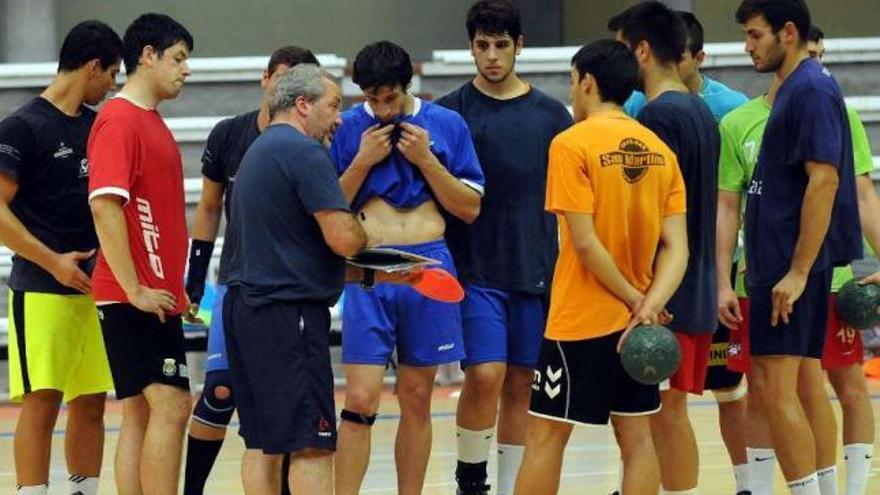 Javier Barrios da instrucciones a los jugadores antes del entrenamiento. // Rafa Vázquez