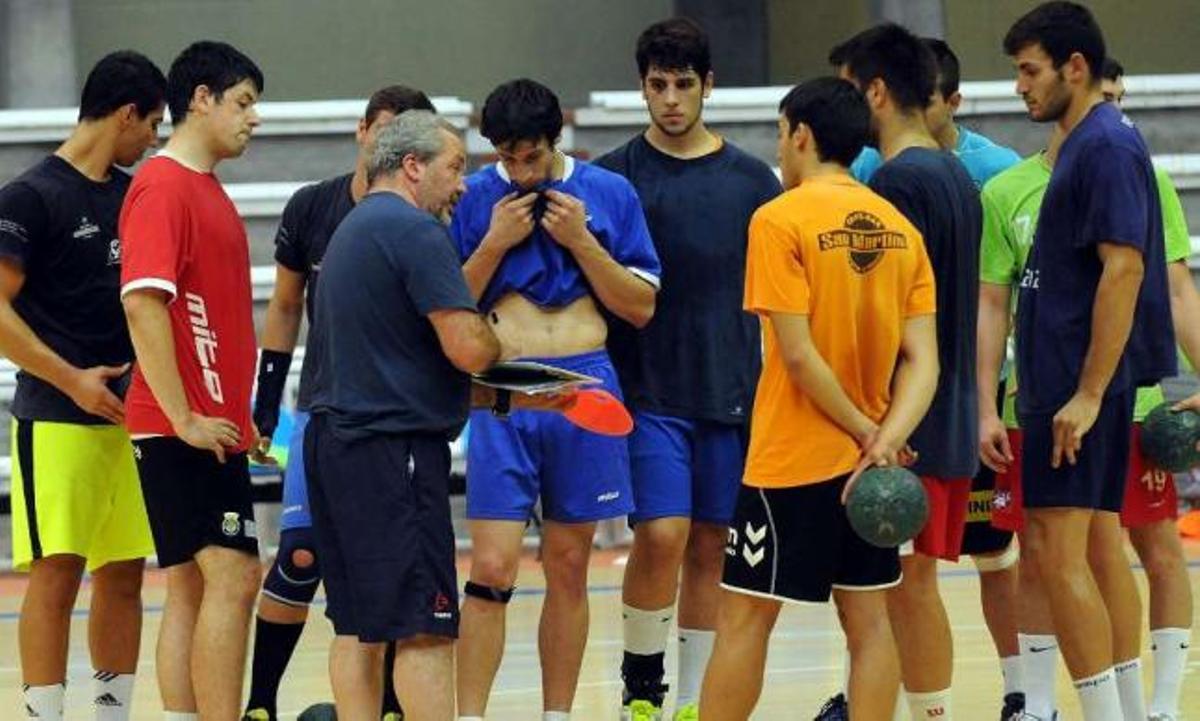 Javier Barrios da instrucciones a los jugadores antes del entrenamiento. // Rafa Vázquez