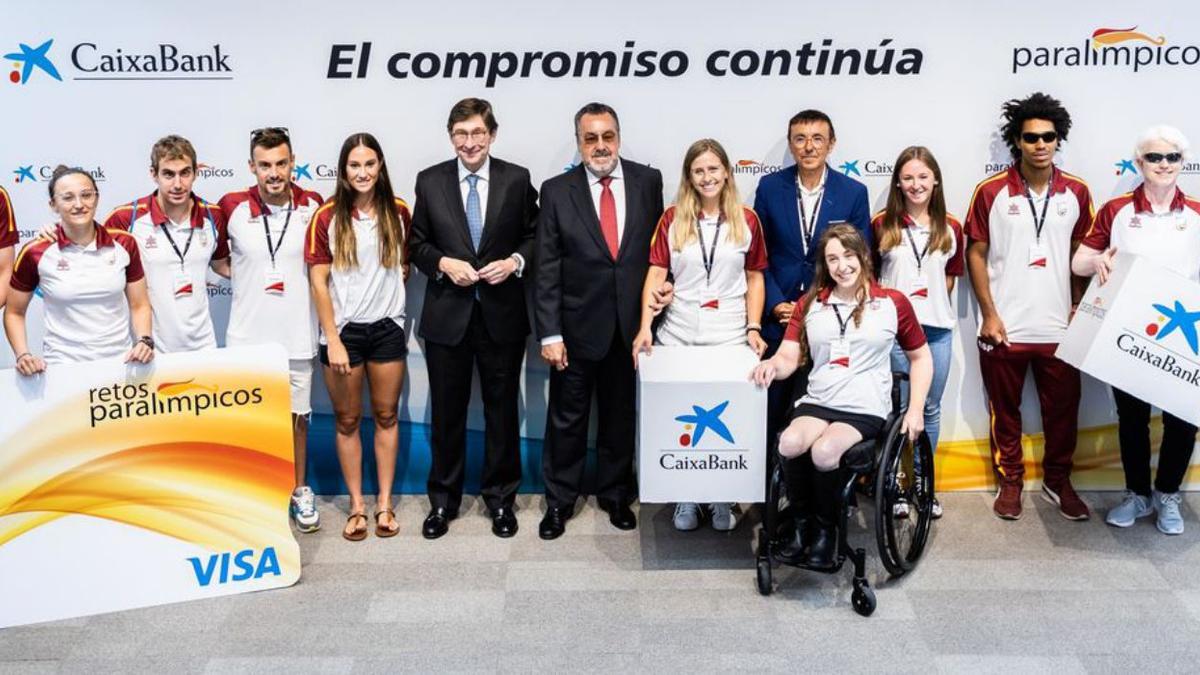 Miguel Carballeda, presidente del Comité Paralímpico Español, y José Ignacio Goirigolzarri, presidente de CaixaBank, han presentado el nuevo compromiso junto a una representación de los deportistas del equipo paralímpico español.