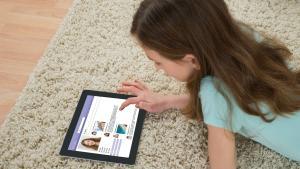 Una niña jugando con una tableta