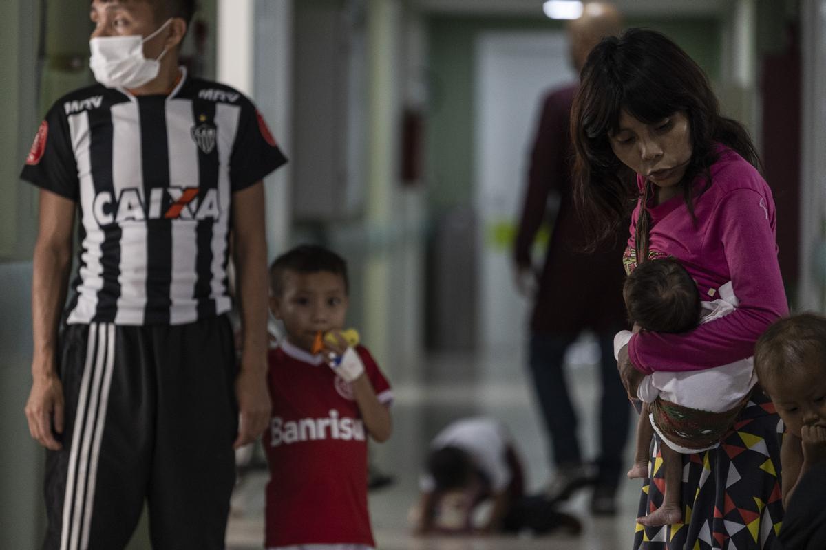 Niño indígenas yanomami desnutridos reciben tratamiento en el Hospital Infantil Santo Antonio en Boa Vista, estado de Roraima, Brasil.