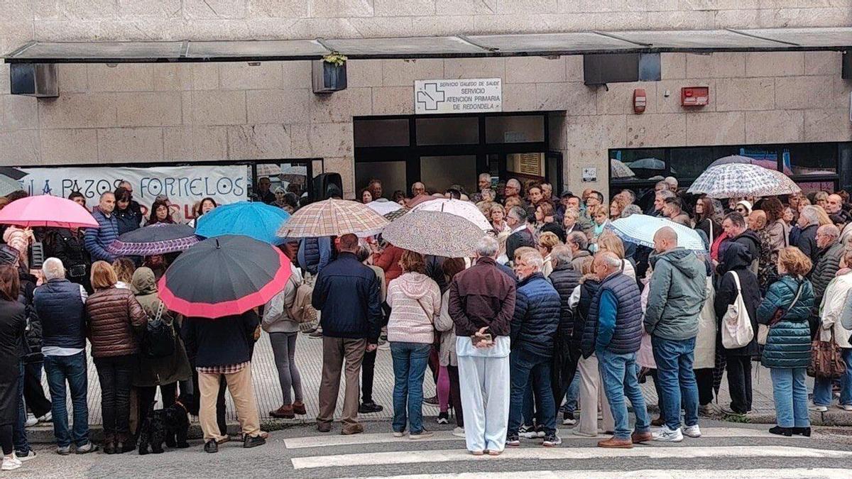 Concentración convocada por la Asemblea pola Defensa da Sanidade Pública ante el centro de salud de Redondela.