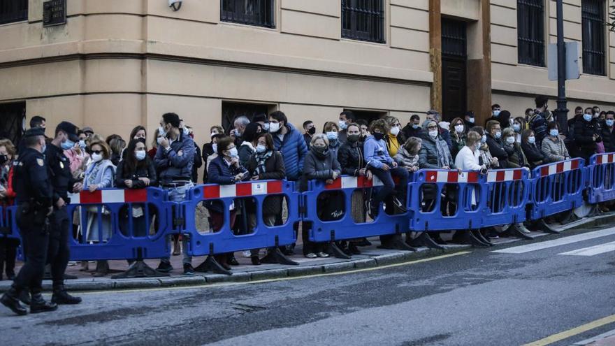 Esperando a las puertas del Reconquista, con mascarilla y sin distancia social