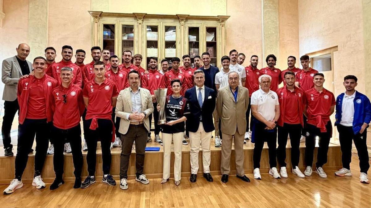 La plantilla del Extremadura posa con la presidenta de Diputación.