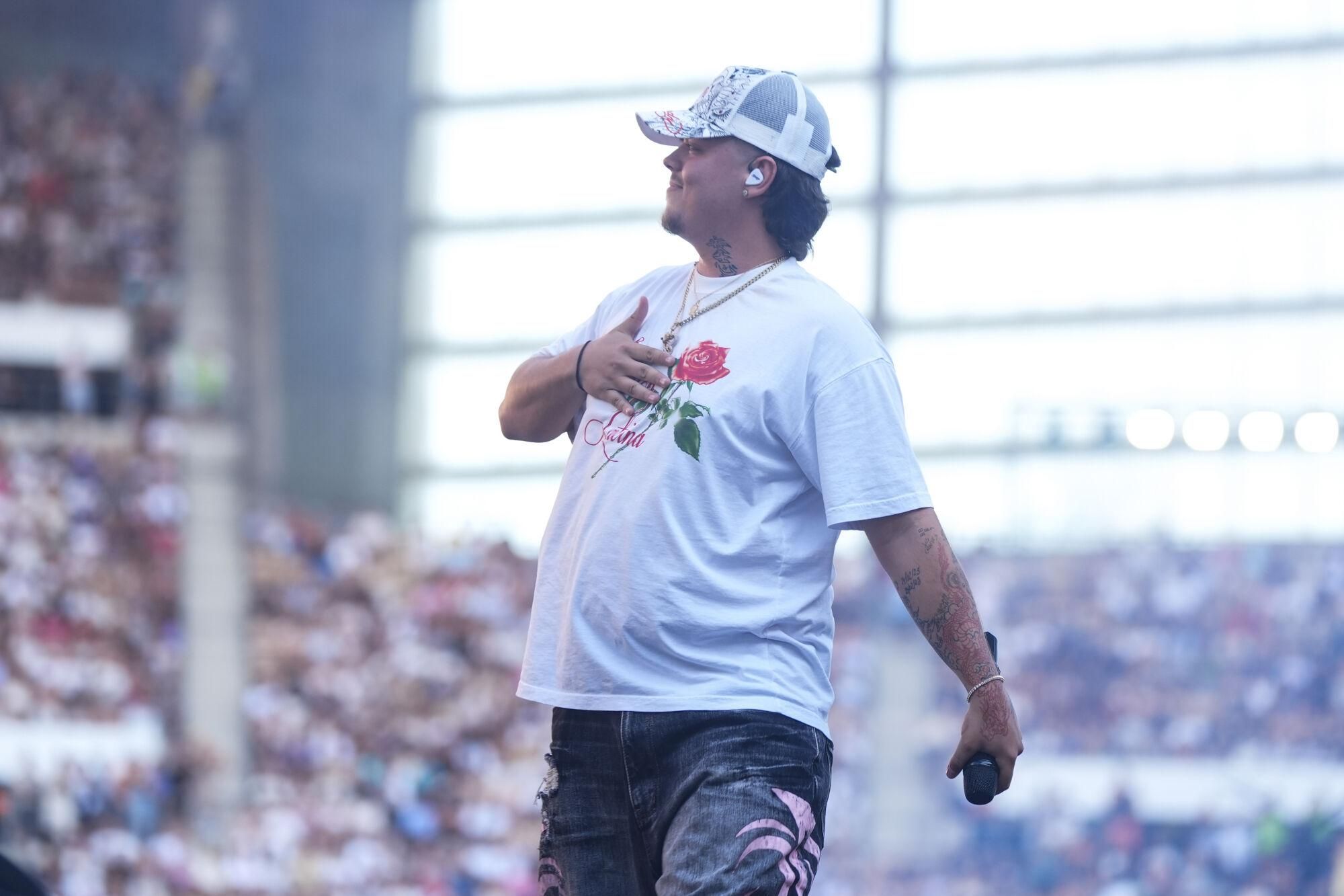 El cantante Saiko durante la quinta edición de La Velada del Año en el Estadio de La Cartuja, a 26 de julio de 2025 en Sevilla (Andalucía, España). El creador de contenidos, Ibai Llanos, ha organizado la quinta Velada del Año. El Estadio La Cartuja alberga a unos 75.000 espectadores, una cifra que volverá a ser histórica. El Santiago Bernabéu ya acogió un número similar en la pasada edición de La Velada, unos 80.000 espectadores, convirtiendo el evento en el de mayor aforo de la historia en España para una cita boxística: superó un récord establecido hace casi 100 años en el combate entre Paulino Uzcudun y Primo Carnera en el Estadio Olímpico de Montjuïc en 1930. Con un pico de 3,85 millones de dispositivos conectados, La Velada del Año posee, en su cuarta edición, el récord de la emisión más vista de la historia en cualquier idioma en Twitch, la gran plataforma de streaming. Es, sin duda, el mayor evento jamás concebido en internet, y copa el top 3 de emisiones más vistas en la plataforma. El objetivo, un año más: volver a hacer historia. 26 JULIO 2025 Joaquin Corchero / Europa Press 26/07/2025. SAIKO;Joaquin Corchero;category_code_new;