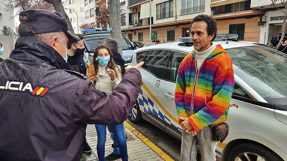 Ruiz durante una protesta, en marzo, ante el Consell de Ibiza contra el uso de la mascarilla.