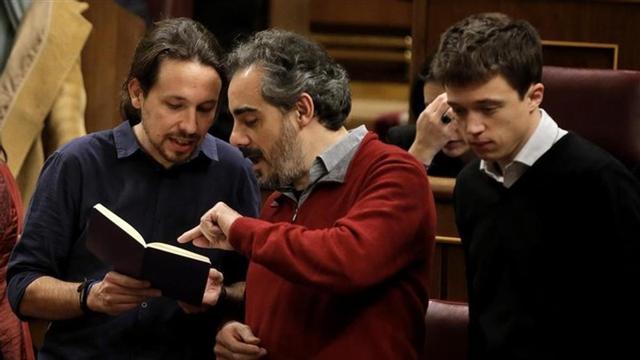 Raimundo Viejo charla con Pablo Iglesias e Íñigo Errejón en el hemiciclo el pasado miércoles.