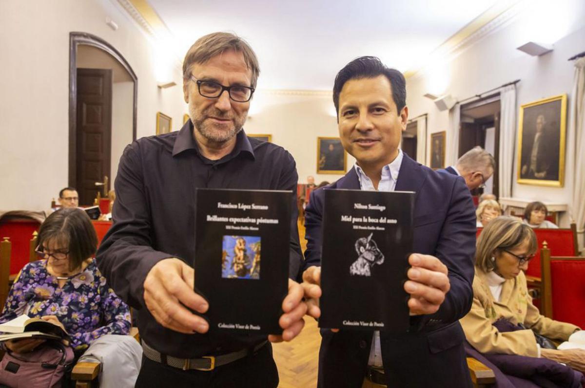 Francisco López –a la izquierda– y Nilton Santiago, ganadores de la anterior edición, con sus poemarios, que presentaron ayer. | David Cabo