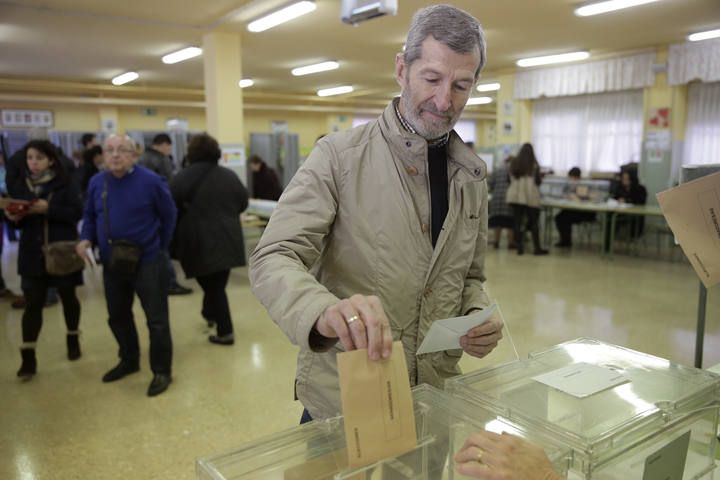 JUILIO RODR?GUEZ VOTA EN MAJADAHONDA