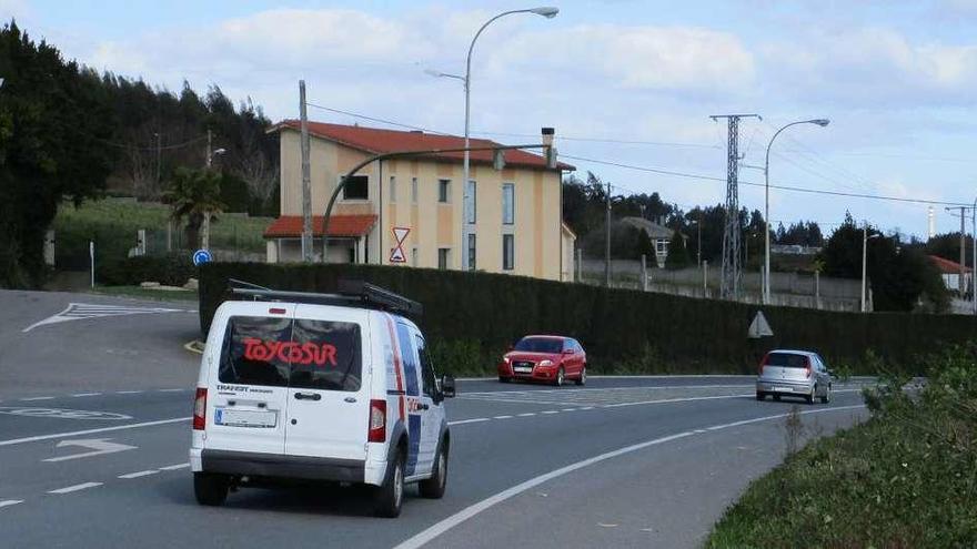 Coches circulan por la carretera AC-552 a su paso por Lañas.