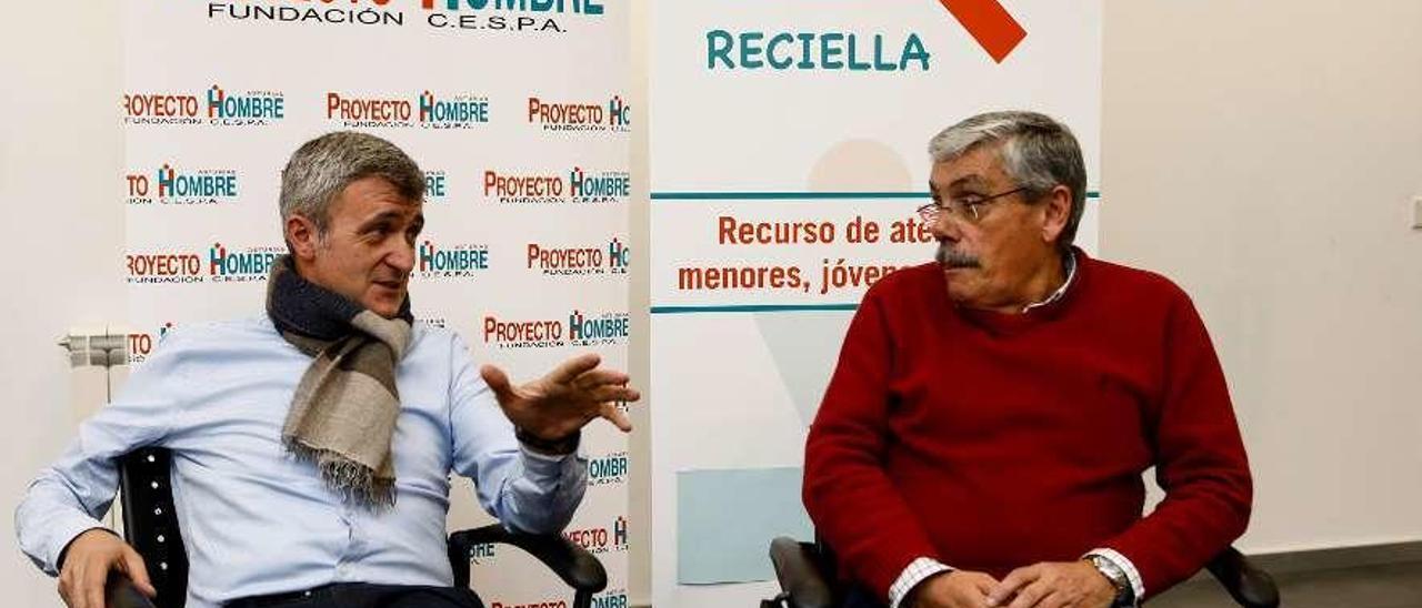 Julio Jonte, a la izquierda, con su predecesor en Proyecto Hombre, Luis Manuel Flórez, &quot;Floro&quot;.