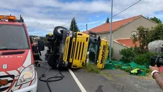 Coirós urge mejoras en el tramo peligroso de Queirís tras volcar un camión cerca de casas