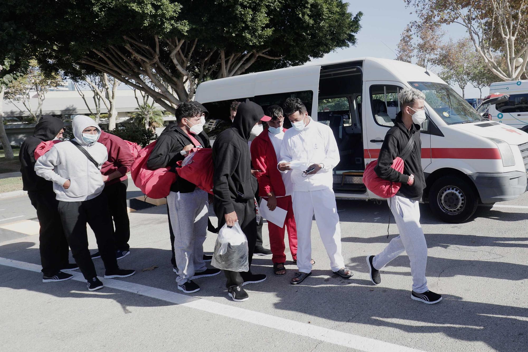 Trasladan a Barcelona a los migrantes rescatados en Cabrera