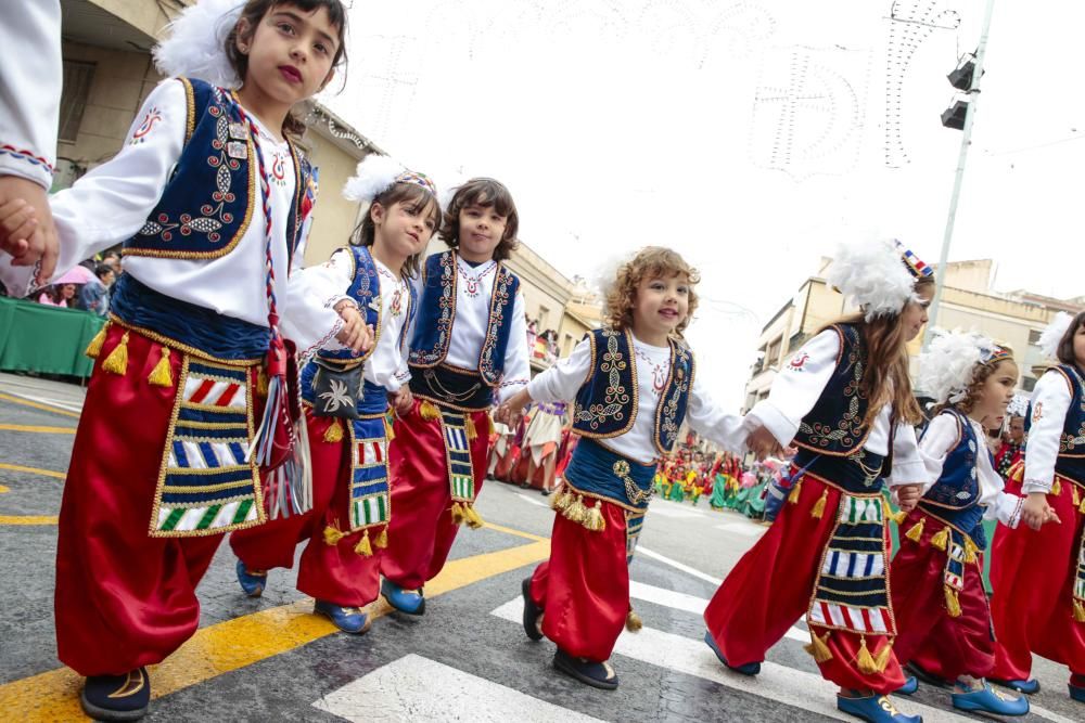 Los niños de todas las comparsas consiguen lucirse durante el Desfile Infantil a pesar del tiempo