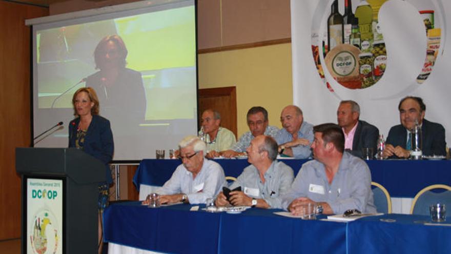 La consejera clausura la asamblea de Dcoop.