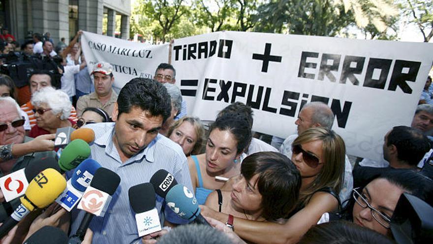 Juan José Cortés, el padre de la niña Mari Luz, asesinada en Huelva, realiza declaraciones a los medios de comunicación durante la concentración de protesta celebrada hoy ante los juzgados de Sevilla para que el Consejo General del Poder Judicial retire de la carrera judicial al juez Rafael Tirado, al que consideran responsable de que Santiago del Valle, el supuesto asesino, estuviera en libertad.