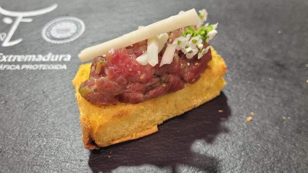 Steack tartar de Ternera de Extremadura IGP sobre brioche de aceite de Gata Hurdes