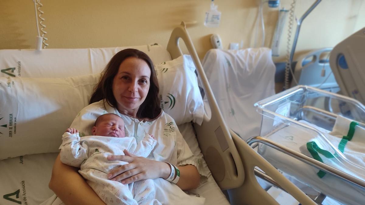 Estefanía junto a su hija recién nacida, Julia, en el Hospital de Antequera