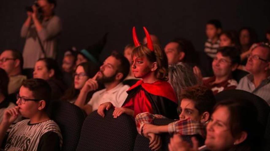 El público, padres y niños, lo pasó en grande ayer en el especial de Halloween del Mago Álvaro en el Club INFORMACIÓN.